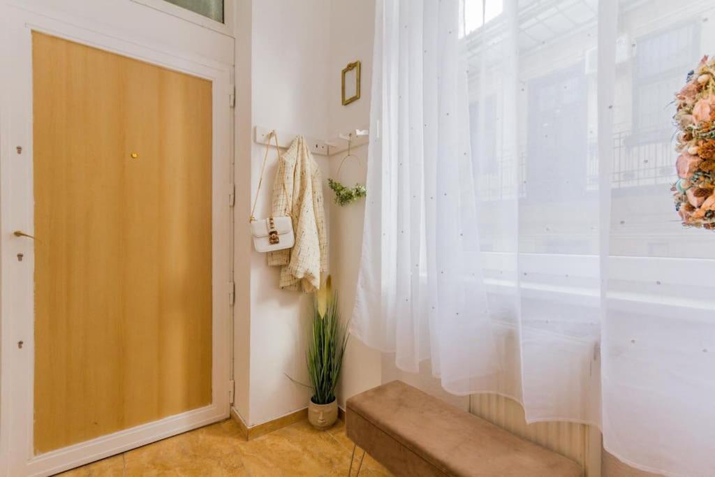 Trendy 2 Room Flat, Next To Corvin Mall Free Huge Garage! Ac,Dishwasher,Washmachine, Smart Tv Budapest Esterno foto
