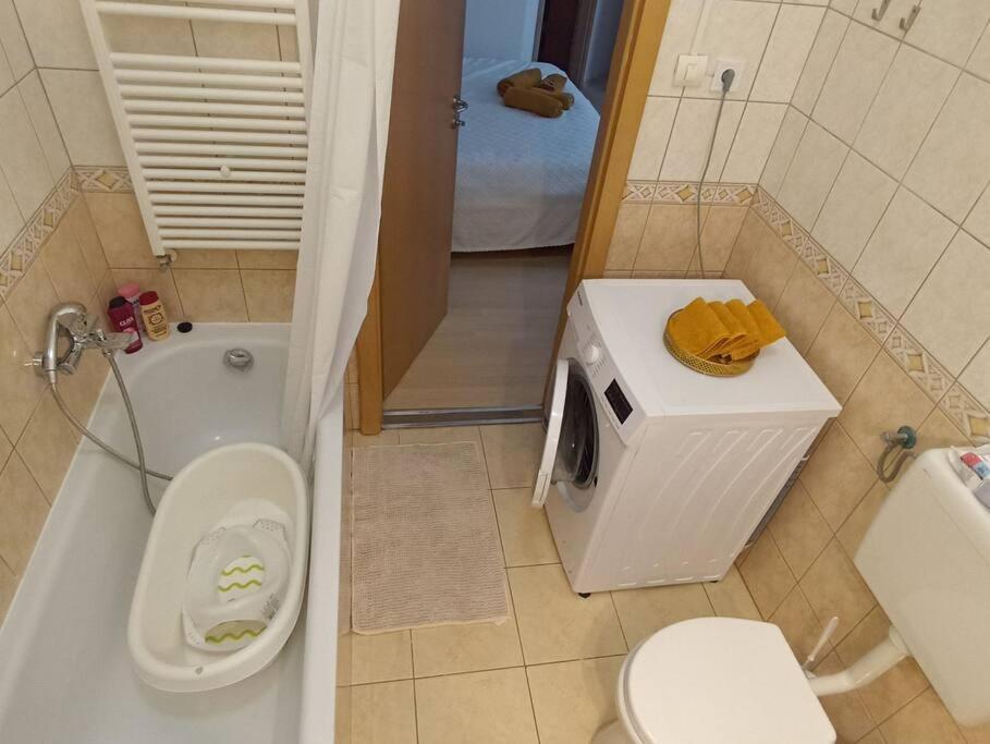 Trendy 2 Room Flat, Next To Corvin Mall Free Huge Garage! Ac,Dishwasher,Washmachine, Smart Tv Budapest Esterno foto