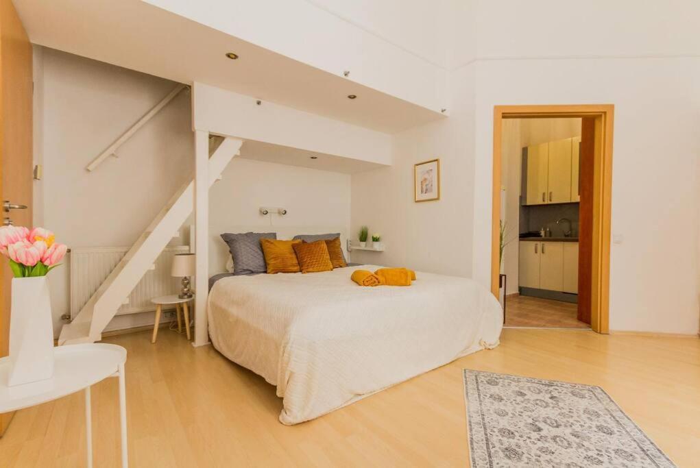 Trendy 2 Room Flat, Next To Corvin Mall Free Huge Garage! Ac,Dishwasher,Washmachine, Smart Tv Budapest Esterno foto