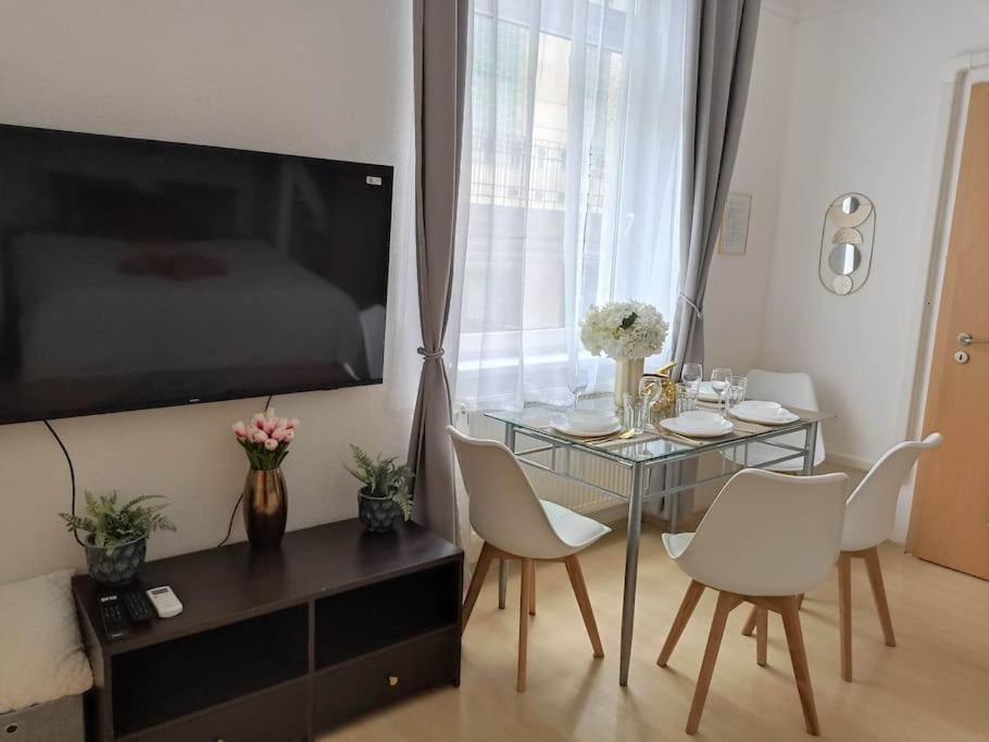 Trendy 2 Room Flat, Next To Corvin Mall Free Huge Garage! Ac,Dishwasher,Washmachine, Smart Tv Budapest Esterno foto