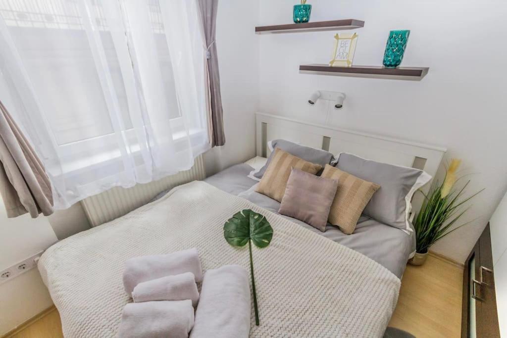 Trendy 2 Room Flat, Next To Corvin Mall Free Huge Garage! Ac,Dishwasher,Washmachine, Smart Tv Budapest Esterno foto