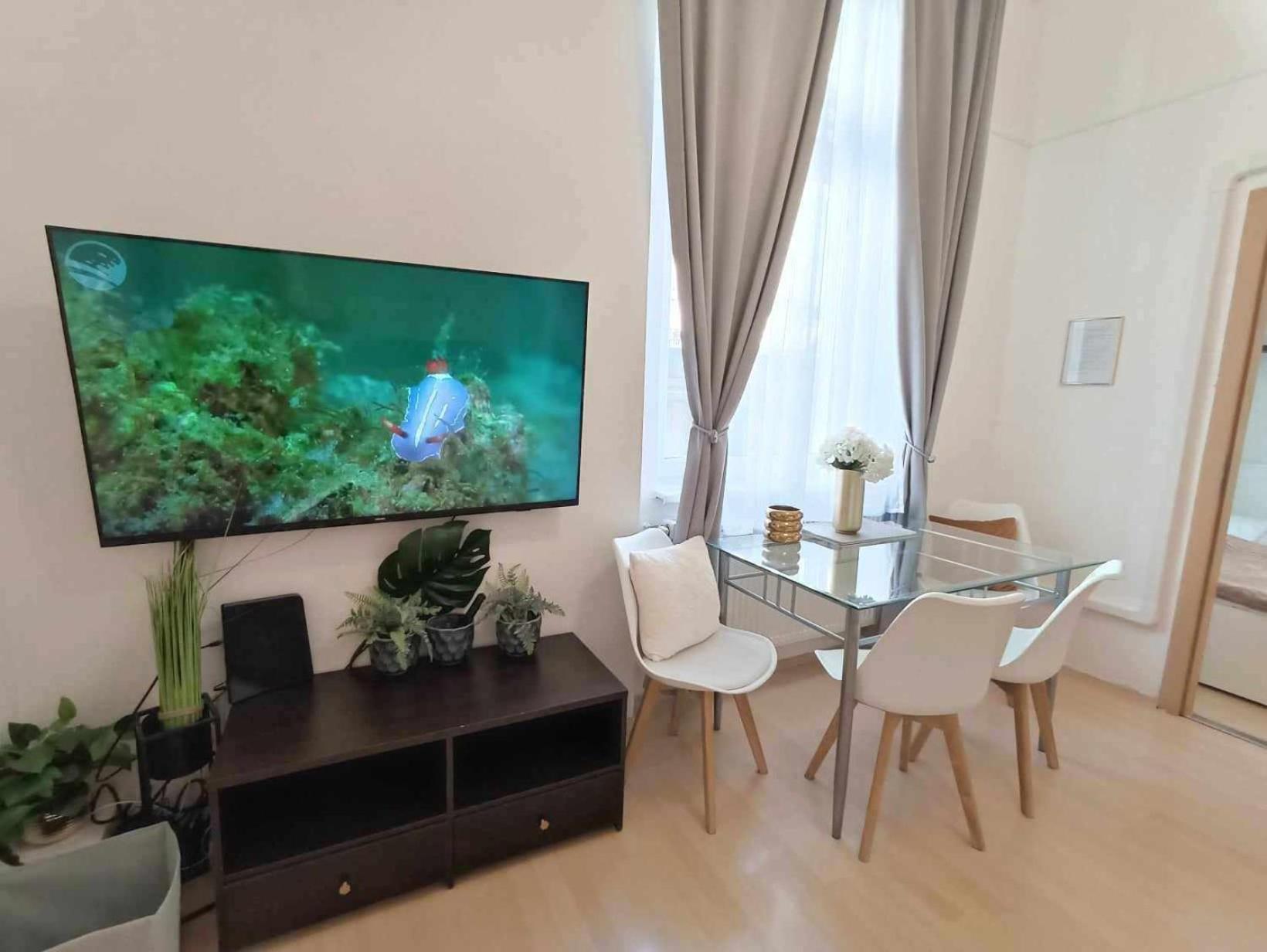 Trendy 2 Room Flat, Next To Corvin Mall Free Huge Garage! Ac,Dishwasher,Washmachine, Smart Tv Budapest Esterno foto